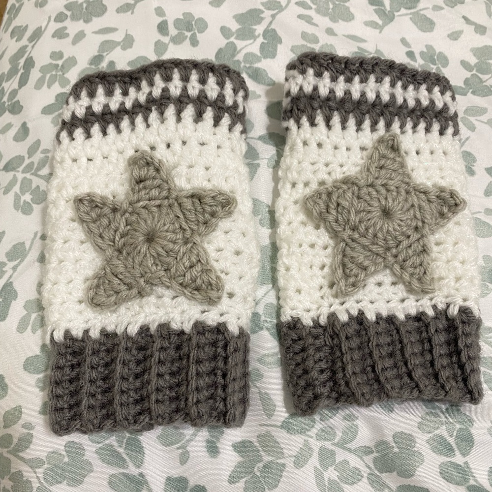 Folklore inspired fingerling crochet gloves